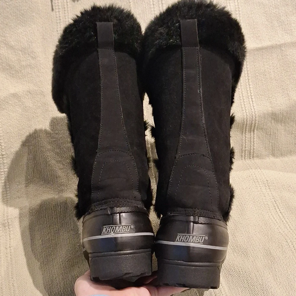 Khombu Artic Black suede and manmade winter weather boots size 9